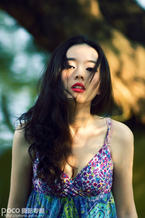 假期拍攝小(xiǎo)貼士 利用(yòng)眩光拍出森林系人像