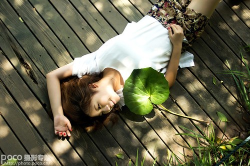 假期拍攝小(xiǎo)貼士 利用(yòng)眩光照出森林系人像